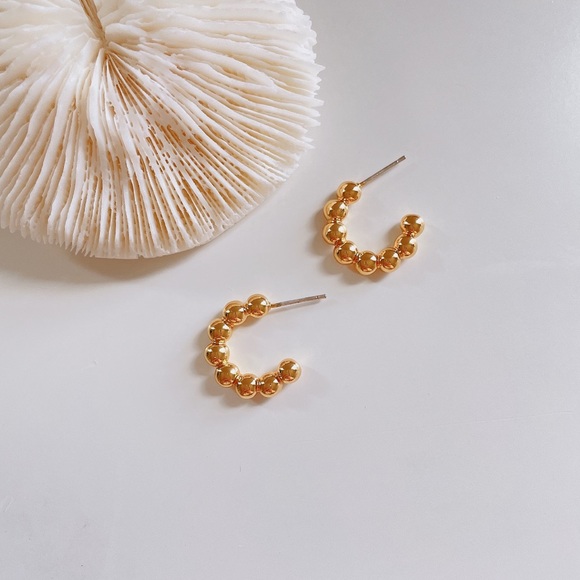 18K gold plated dainty beaded C shape hoop earring - Picture 2 of 4